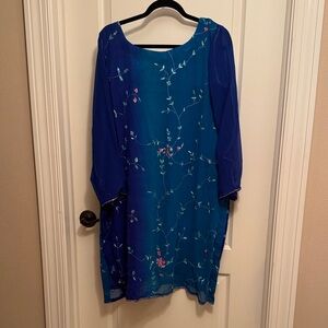 Floral straight kurta with hand embroidery and sequins work. Comes with shalwar